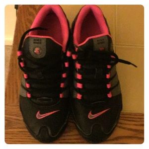 black and pink nike shox